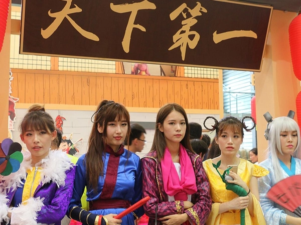 胶片卷轴堆叠陈列的怀旧氛围图